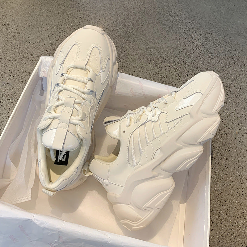 La zapatilla deportiva 12122-Blanco es una estación primavera/otoño perfecta para caminar y ejercitarte en ambiente interior aeróbicos, El exterior de pvc con cordones, cuero de imitación, suela rubber ofrecen una resistencia duradera sin sacrificar el estilo. Aunque no son impermeables, protegen sus pies en condiciones de clima cambiante.