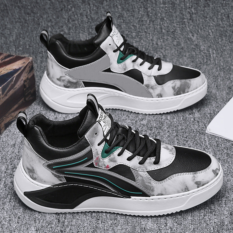 Las 044- Negro son zapatillas de estilo botín ideales para practicar patineta. Cuentan con atado fuerte para mayor ajuste, imitación de cuero para mayor comodidad, transpirables para mantener los pies secos, suela antideslizante para garantizar un mejor agarre al suelo y un estilo juvenil cool a la moda. Perfectas para la patineta.