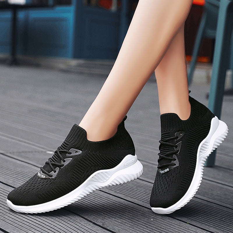 Los 996 Negro son el complemento perfecto para un look casual y cómodo. Hechos de una fibra de poliéster duradera, estos zapatos se ajustan perfectamente al pie. La suela de PVC de buena calidad ofrece una amortiguación óptima cada paso, al tiempo que garantiza la seguridad con un excelente anti deslizamiento. Disfruta de suavidad al caminar o hacer deporte con estos zapatos.