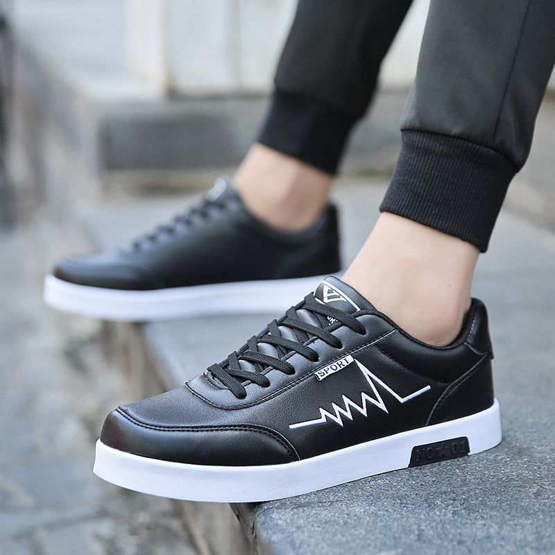 Los zapatos 8611-Negro son cuero sintético, excelente resistencia y duración. Cuentan con suela plana, antideslizante y logo bordado. El interior está relleno de tejido de algodón para mayor comodidad y cinta clásica para un calzado casual y cómodo. Impermeables con una excelente duración