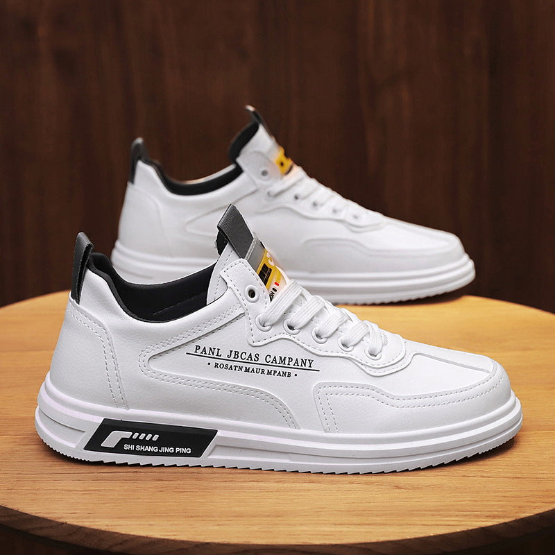 Los zapatos Y602 White Blanco B son ideales para hombres que valoran la comodidad con estilo. lazos clásicos. Estas zapatillas blancas ofrecen suela ligera, transpirable, con diseño antideslizante para mayor agarre al suelo. La suela dentada otorga un plus de estilo y comodidad. ¡Un excelente calzado para usar con tus atuendos informales!