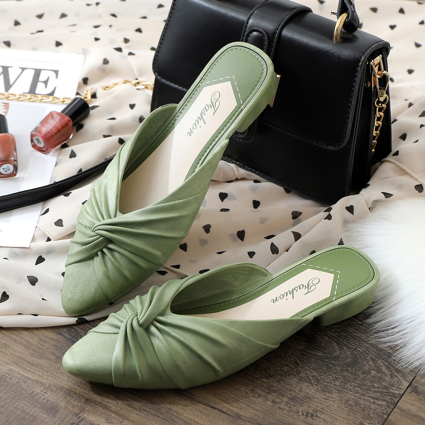 ¡Luce elegante con las nuevas sandalias de punta estrecha PVC 168! Estas cómodas zapatillas te harán sentir la suavidad en tus pies como si estuvieran hechos de gelatina. ¡Perfectas para que las uses tanto en casa como para ir a la playa! Con su taconcito para darles un toque sobrio y lucir a la moda. ¡Súbete a la ola y deslumbra a los demás con estas sandalias!