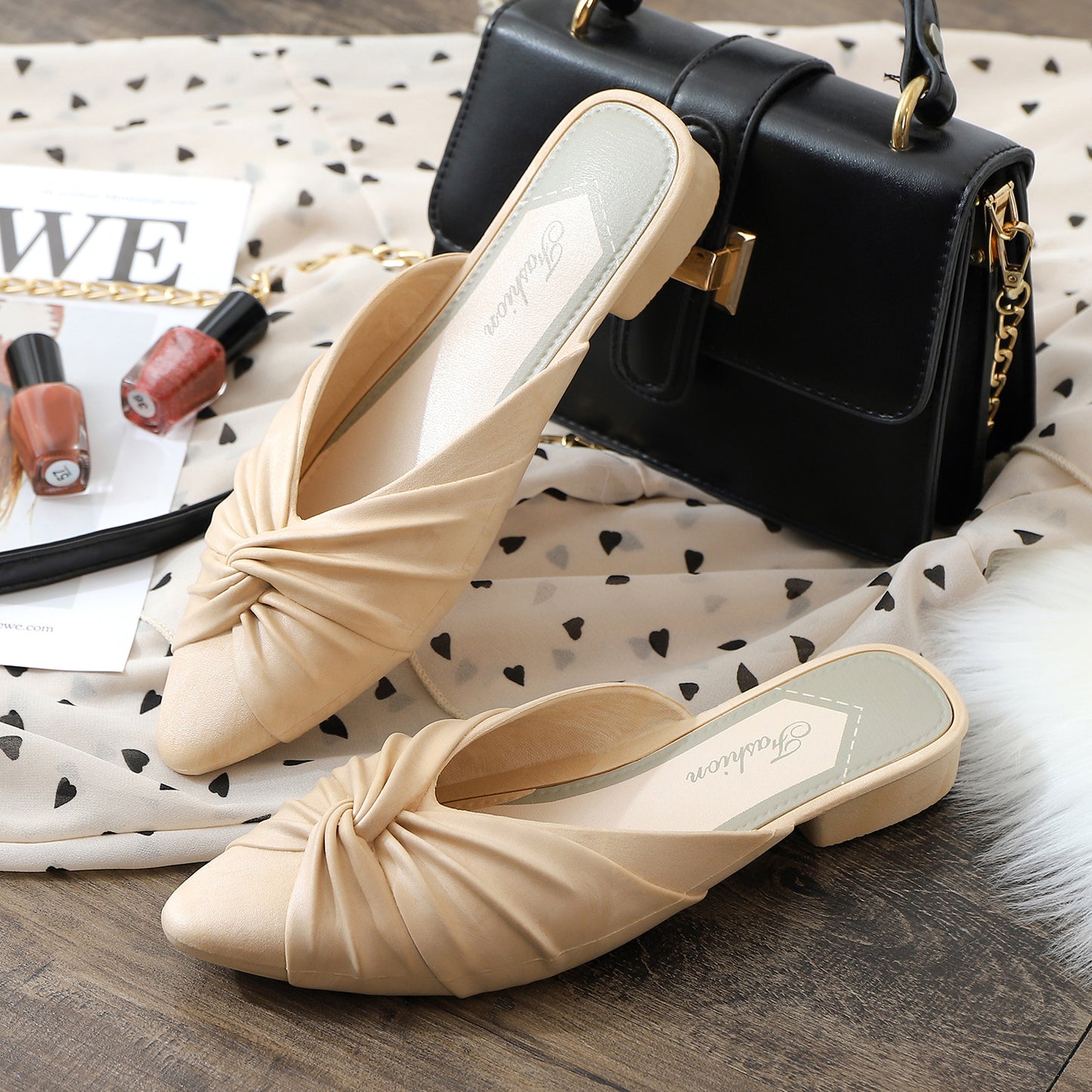 ¡Luce elegante con las nuevas sandalias de punta estrecha PVC 168! Estas cómodas zapatillas te harán sentir la suavidad en tus pies como si estuvieran hechos de gelatina. ¡Perfectas para que las uses tanto en casa como para ir a la playa! Con su taconcito para darles un toque sobrio y lucir a la moda. ¡Súbete a la ola y deslumbra a los demás con estas sandalias!