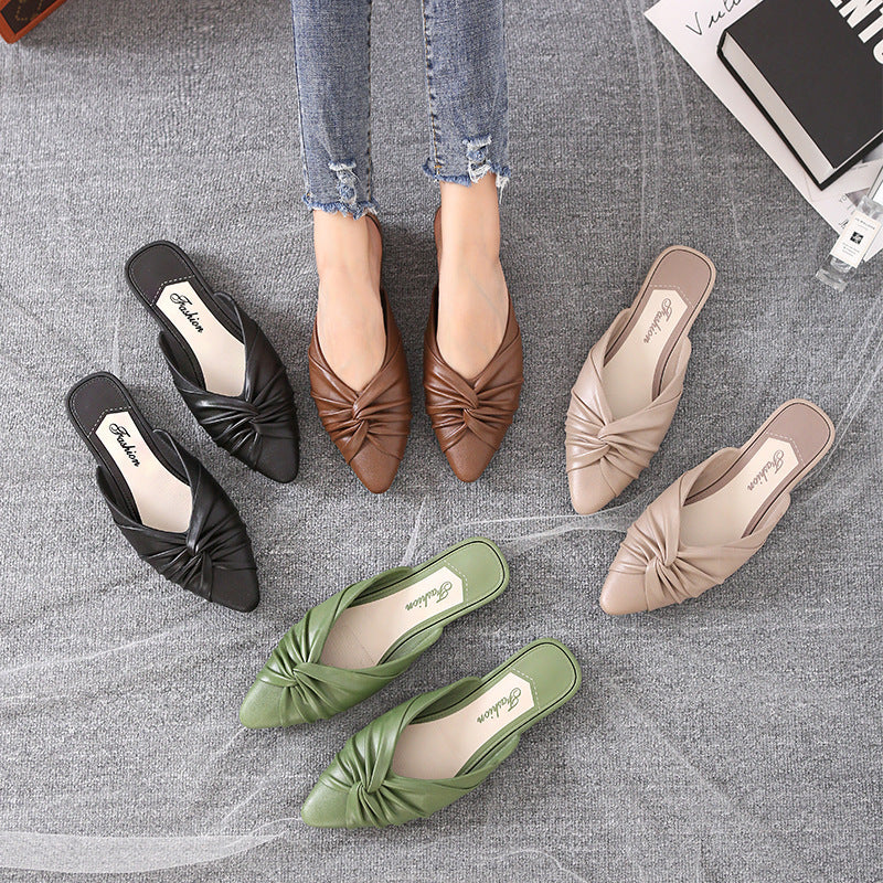¡Luce elegante con las nuevas sandalias de punta estrecha PVC 168! Estas cómodas zapatillas te harán sentir la suavidad en tus pies como si estuvieran hechos de gelatina. ¡Perfectas para que las uses tanto en casa como para ir a la playa! Con su taconcito para darles un toque sobrio y lucir a la moda. ¡Súbete a la ola y deslumbra a los demás con estas sandalias!