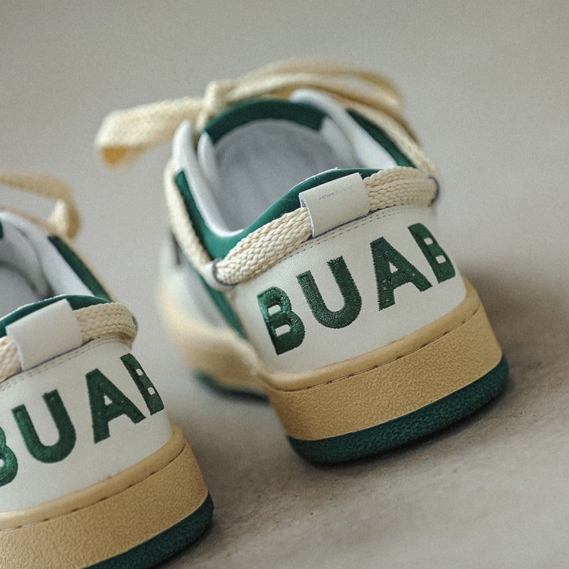 GDD05- Verde ofrece una estética moderna y confortable a la vez. Estas zapatillas cuentan con un cuero sintético de alta calidad y una construcción resistente al desgaste. Los cordones clásicos y la costura sobrepuesta dan un toque moderno a un estilo informal. La tela de algodón y los colores mezclados aseguran comodidad para los pies.