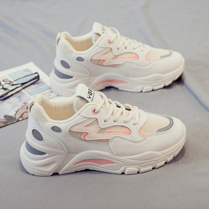 Nuestras zapatillas deportivas M17-Rosado son el mejor equipamiento para la práctica deportiva y el ejercicio. Estas zapatillas llevan un cordón delantero, zapatilla color combinado, rejilla para un soporte extra, transpirables, y pies frescos, plantilla poliéster para mayor comodidad, tacón amortiguador para aminorar el impacto y plantilla antideslizante para más seguridad. Obtendrás un alto rendimiento en tus entrenamientos con estas zapatillas resistentes, cómodas y protegidas.