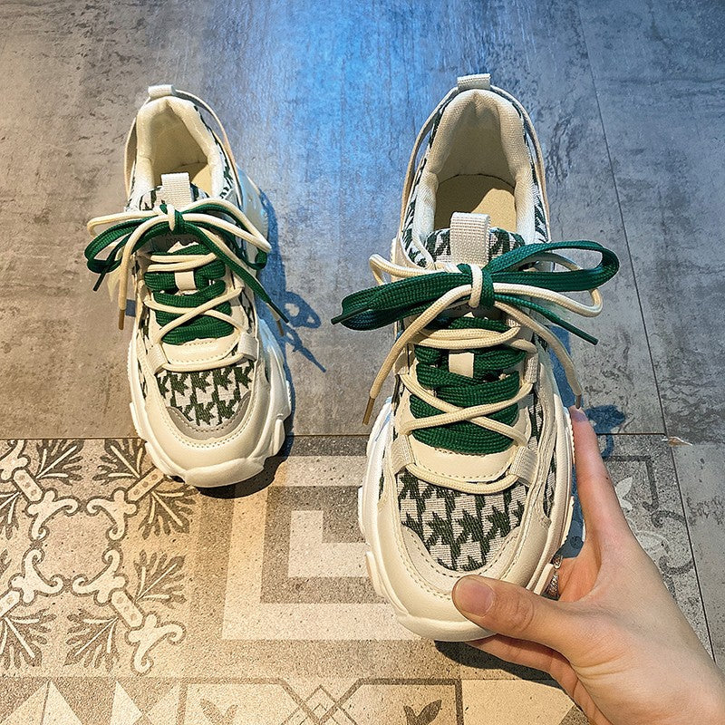 Los zapatos 6608-verde están diseñados con doble cordón ajustable, para que los combines con el color y diseño que necesites. Además, son transpirables, livianos y cómodos, para que los uses todos los días con total seguridad. La suela de goma sólida cubre áreas de alto impacto para prolongar su durabilidad, mientras que la plantilla amortiguada de espuma de memoria extraíble absorbe sudor y reduce el mal olor.