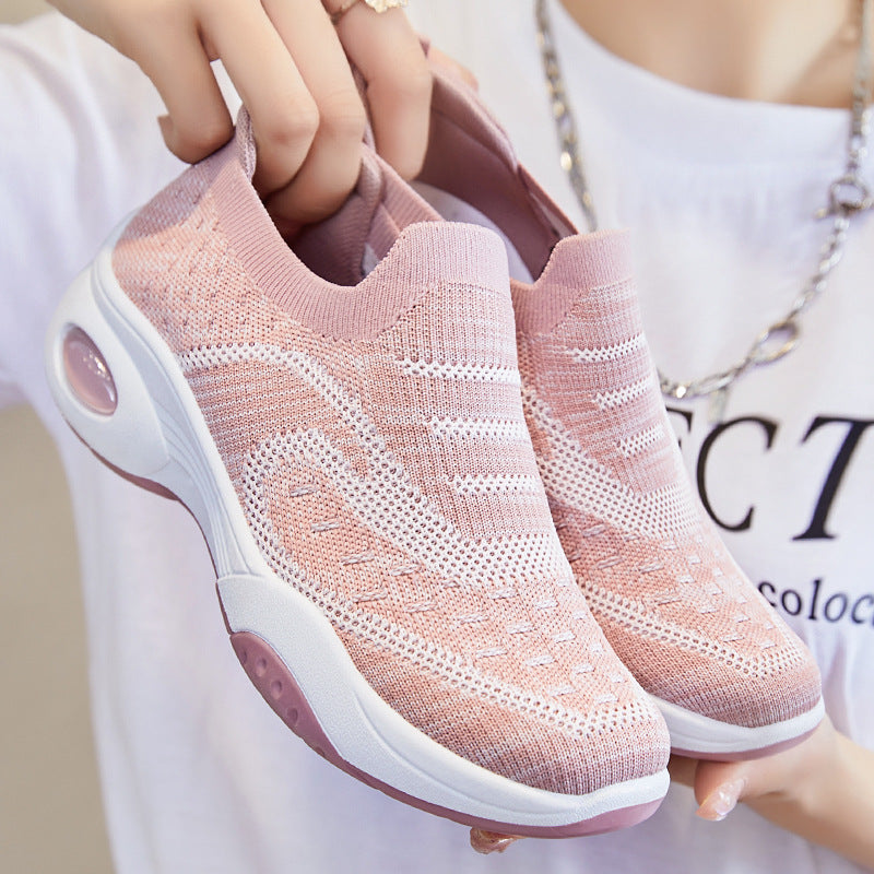 Luce con estilo deportivo y fresco con la zapatilla para dama G-992 Rosado. Con una burbuja de aire para una suave pisada, también cuenta con un tacón para no sentir dolor en tus pantorrillas al caminar. ¡No hay excusa para no lucir moderna y cómoda sin importar la edad! Suela antideslizante. suela arqueada.