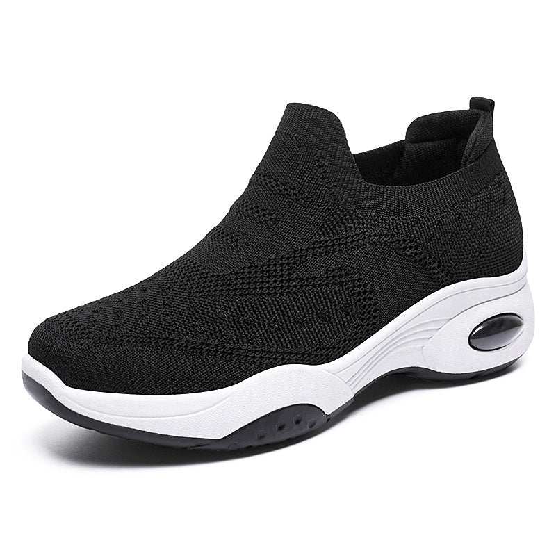 Luce con estilo deportivo y fresco con la zapatilla para dama G-992 Negro. Con una burbuja de aire para una suave pisada, también cuenta con un tacón para no sentir dolor en tus pantorrillas al caminar. ¡No hay excusa para no lucir moderna y cómoda sin importar la edad! Suela antideslizante. suela arqueada.