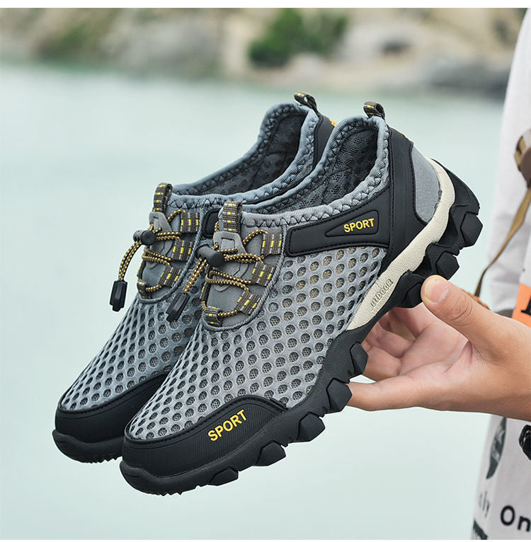 Los KJ-51 Gris Metal son zapatos deportivos ideales para senderismos y ocio al aire libre. Sus suelas de goma de alta calidad ofrecen la suavidad ideal para los pies, flexibilidad y peso ligero. Los huecos malla transpirables mantienen los pies frescos y cómodos, y el diseño cóncavo y la punta redondeada garantizan un agarre seguro en todas las superficies.