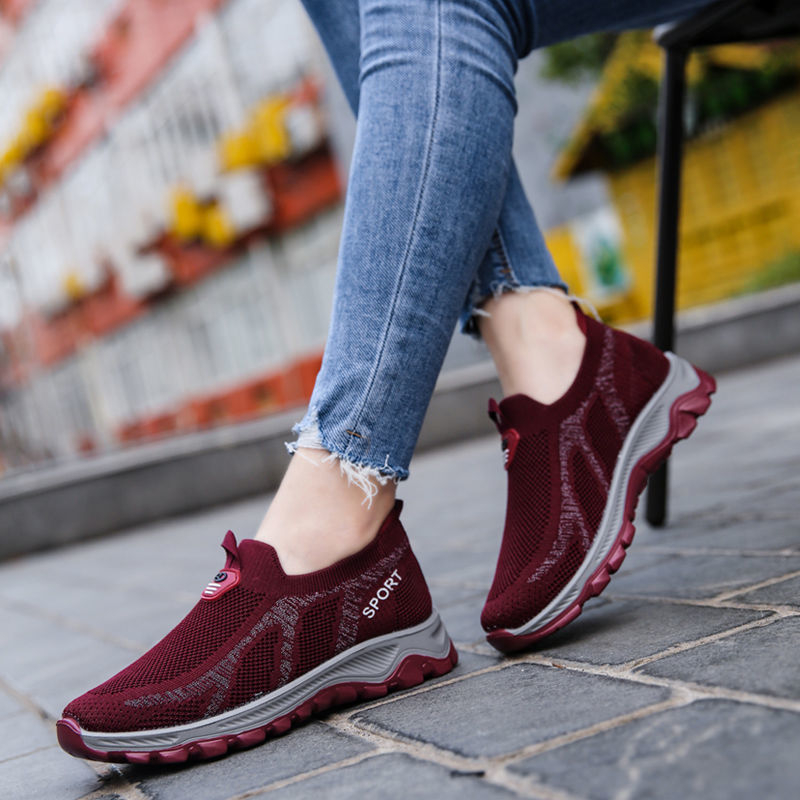 Los W-31 vino son tenis de mujer ideal para actividades casuales o deportivas. Estos zapatos cuentan con un tejido transpirable y una suela de goma que los hace ligeros, flexibles y no resbaladizos. Esto los hace perfectos para caminatas, ejercicios aeróbicos o deportes en cancha sin recargar el pie.