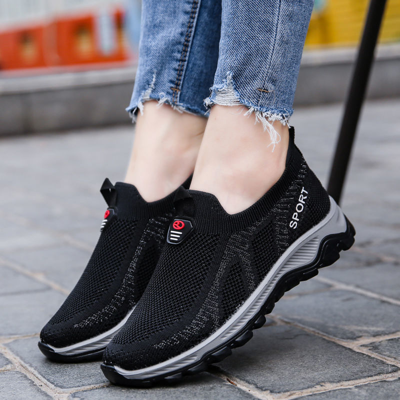 Los W-31 negros son tenis de mujer ideal para actividades casuales o deportivas. Estos zapatos cuentan con un tejido transpirable y una suela de goma que los hace ligeros, flexibles y no resbaladizos. Esto los hace perfectos para caminatas, ejercicios aeróbicos o deportes en cancha sin recargar el pie.