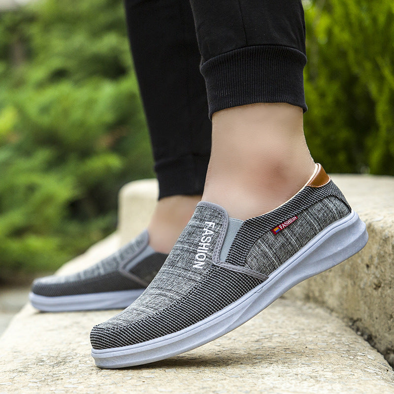 Las zapatillas FM-9 Gris son la opción perfecta para los días de trabajo o descanso. Están fabricadas con tela suave de lona, ofrecen un estilo casual, semiformal, combinando a la perfección con tu atuendo. Pruébalas, y disfruta el deslizamiento suave con la textura por dentro de polyester, la suela de PVC y los colores mixtos que combinan con la ropa casual.