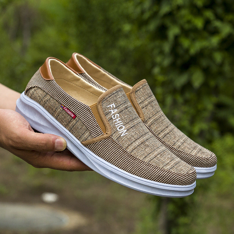 Las zapatillas FM-9 Beige son la opción perfecta para los días de trabajo o descanso. Están fabricadas con tela suave de lona, ofrecen un estilo casual, semiformal, combinando a la perfección con tu atuendo. Pruébalas, y disfruta el deslizamiento suave con la textura por dentro de polyester, la suela de PVC y los colores mixtos que combinan con la ropa casual.