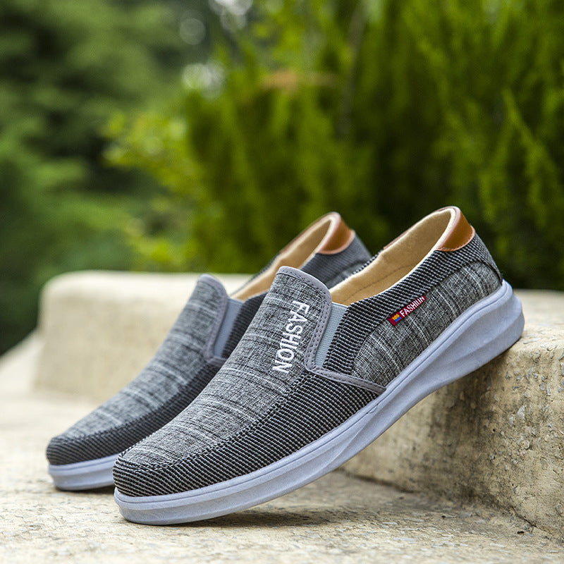 Las zapatillas FM-9 Gris son la opción perfecta para los días de trabajo o descanso. Están fabricadas con tela suave de lona, ofrecen un estilo casual, semiformal, combinando a la perfección con tu atuendo. Pruébalas, y disfruta el deslizamiento suave con la textura por dentro de polyester, la suela de PVC y los colores mixtos que combinan con la ropa casual.