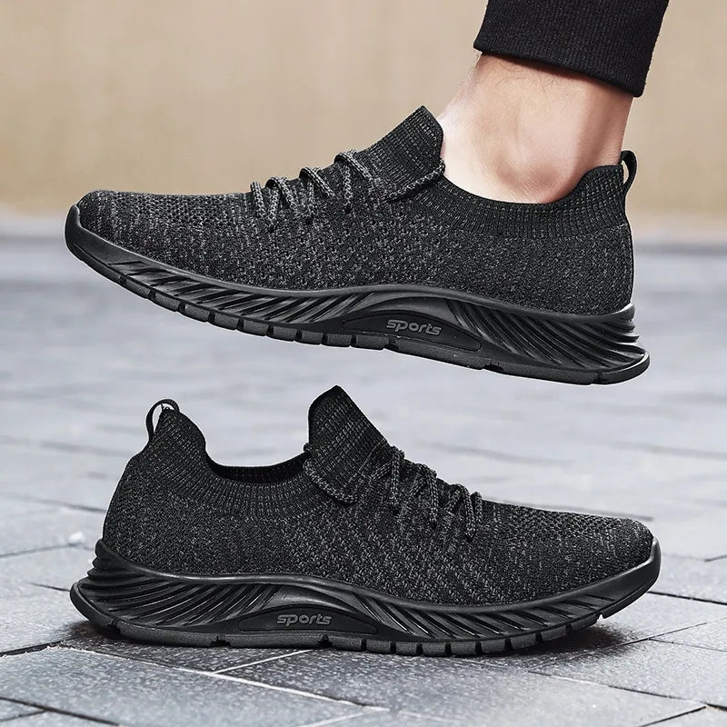 038-Negro es la respuesta perfecta para tus actividades casuales y deportivas. Estos zapatos están hechos con tejido de punto transpirable y cinta elástica para ofrecerte la libertad de movimiento que necesitas. La suela con antideslizante curvada garantiza una comodidad óptima al apoyar el pie y dar el paso, mientras mantiene tus pies secos. ¡Vive una experiencia cómoda con 038- Negro!