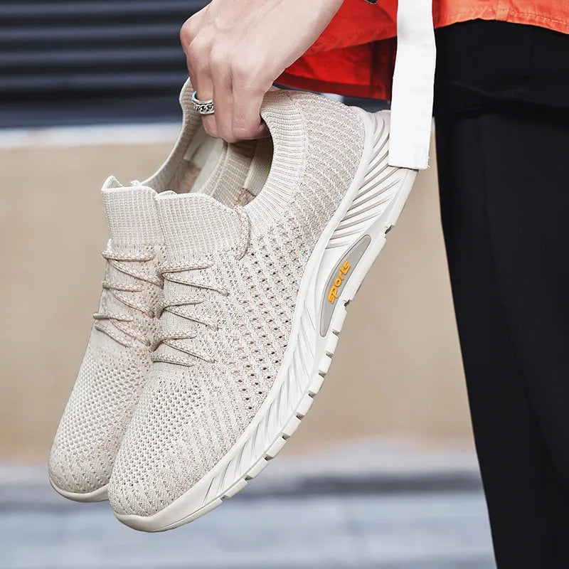 038-Beige es la respuesta perfecta para tus actividades casuales y deportivas. Estos zapatos están hechos con tejido de punto transpirable y cinta elástica para ofrecerte la libertad de movimiento que necesitas. La suela con antideslizante curvada garantiza una comodidad óptima al apoyar el pie y dar el paso, mientras mantiene tus pies secos. ¡Vive una experiencia cómoda con 038-Beige!