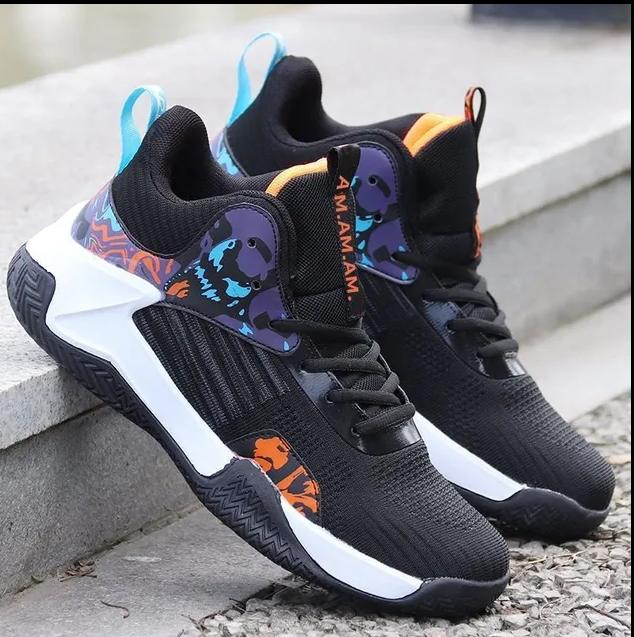 ¡Te presentamos la W229 Negro! Esta es la zapatilla perfecta para los amantes del baloncesto, con la que puedes entrenar y mejorar tus habilidades. Gracias a su diseño moderno, te ofrece estilo, seguridad, elasticidad uniforme y una plantilla de goma EVA. Su parte superior en malla te mantendrá fresco durante los entrenamientos más largos. Y con su suela antideslizante, puedes jugar sin preocupaciones. ¡Es la zapatilla que necesitas para mejorar tu juego!