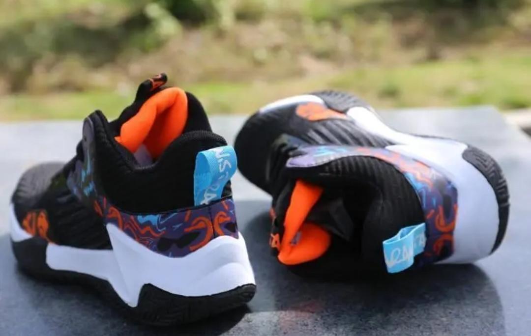 ¡Te presentamos la W229 Negro! Esta es la zapatilla perfecta para los amantes del baloncesto, con la que puedes entrenar y mejorar tus habilidades. Gracias a su diseño moderno, te ofrece estilo, seguridad, elasticidad uniforme y una plantilla de goma EVA. Su parte superior en malla te mantendrá fresco durante los entrenamientos más largos. Y con su suela antideslizante, puedes jugar sin preocupaciones. ¡Es la zapatilla que necesitas para mejorar tu juego!