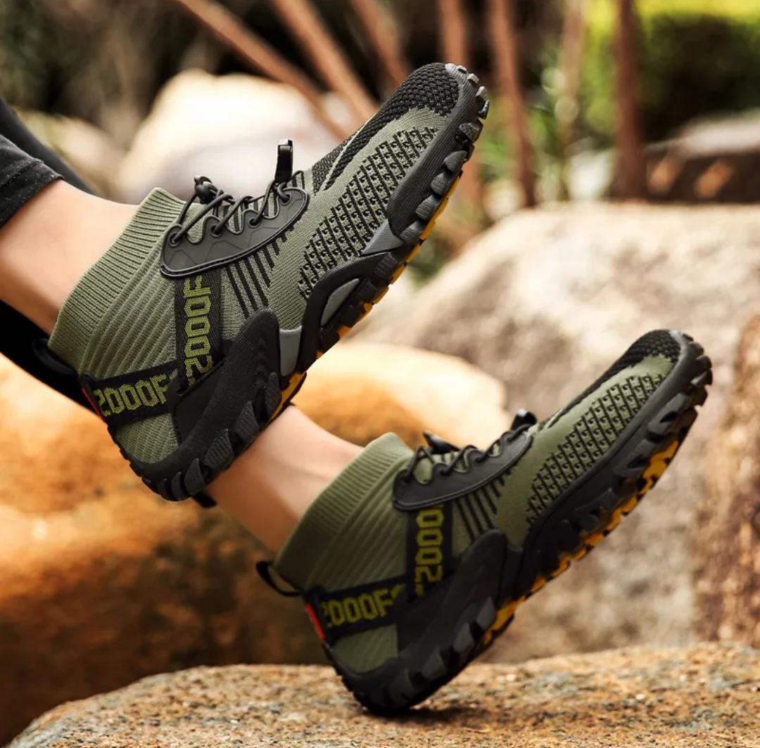 Los 2000 Verde son unos zapatos deportivos informales ideales para realizar actividades al aire libre. Gracias a su suela de goma Eva, resistirán el desgaste hasta en las prácticas más extremas de escalada o senderismo. Su plantilla de espuma suave garantiza un cómodo soporte en el talón. Además, el material antiranspirable ofrece transpiración adicional y seguridad contra deslizamientos. ¡También son perfectos para usar en la playa!