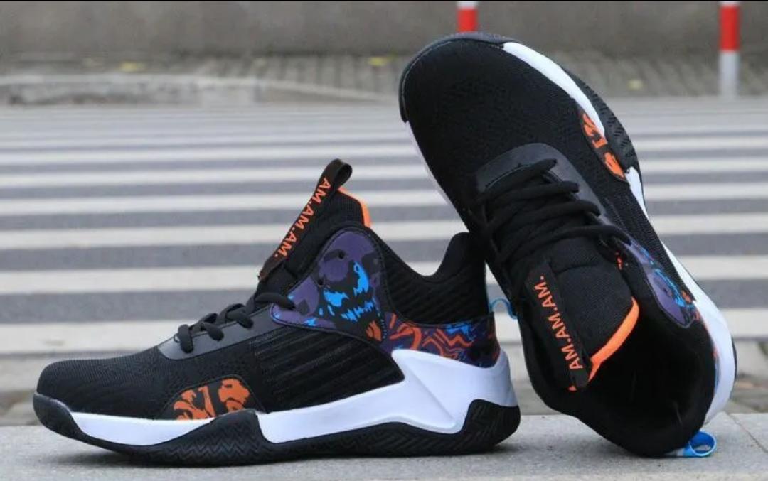 ¡Te presentamos la W229 Negro! Esta es la zapatilla perfecta para los amantes del baloncesto, con la que puedes entrenar y mejorar tus habilidades. Gracias a su diseño moderno, te ofrece estilo, seguridad, elasticidad uniforme y una plantilla de goma EVA. Su parte superior en malla te mantendrá fresco durante los entrenamientos más largos. Y con su suela antideslizante, puedes jugar sin preocupaciones. ¡Es la zapatilla que necesitas para mejorar tu juego!