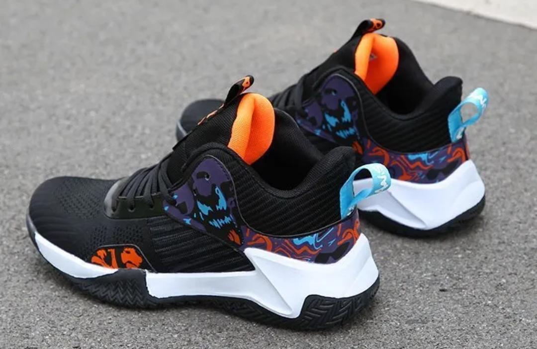 ¡Te presentamos la W229 Negro! Esta es la zapatilla perfecta para los amantes del baloncesto, con la que puedes entrenar y mejorar tus habilidades. Gracias a su diseño moderno, te ofrece estilo, seguridad, elasticidad uniforme y una plantilla de goma EVA. Su parte superior en malla te mantendrá fresco durante los entrenamientos más largos. Y con su suela antideslizante, puedes jugar sin preocupaciones. ¡Es la zapatilla que necesitas para mejorar tu juego!