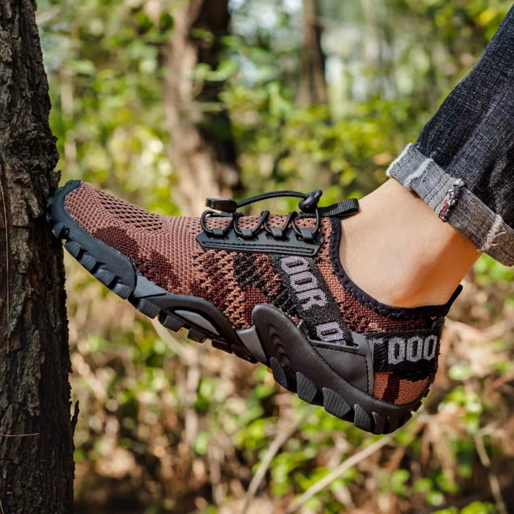 Disfruta de la aventura al usar los zapatos ZM015-Cafe. Están hechos con materiales exteriores superiores sintéticos y transpirables, para que tus pies estén secos y frescos incluso durante una excursión de larga duración. El forro tejido de punto es agradable y suave al tacto, y el cierre con cordones elásticos asegura el ajuste necesario. Las suelas de goma antideslizantes resistentes al desgaste te mantienen seguro en el exterior.