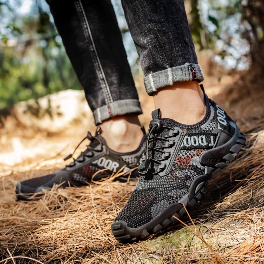 Disfruta de la aventura al usar los zapatos ZM015-Cafe. Están hechos con materiales exteriores superiores sintéticos y transpirables, para que tus pies estén secos y frescos incluso durante una excursión de larga duración. El forro tejido de punto es agradable y suave al tacto, y el cierre con cordones elásticos asegura el ajuste necesario. Las suelas de goma antideslizantes resistentes al desgaste te mantienen seguro en el exterior.