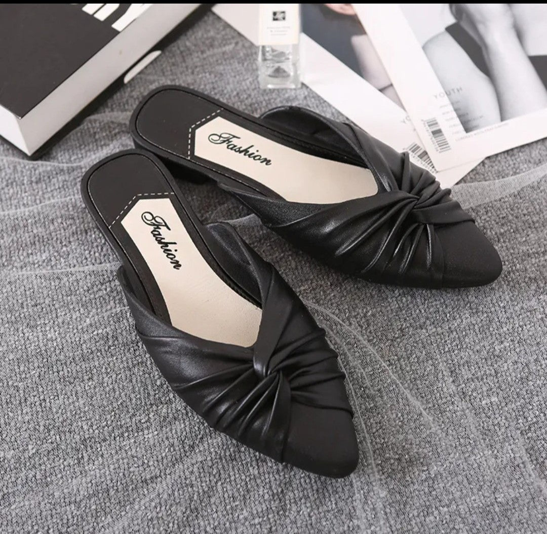 ¡Luce elegante con las nuevas sandalias de punta estrecha PVC 168! Estas cómodas zapatillas te harán sentir la suavidad en tus pies como si estuvieran hechos de gelatina. ¡Perfectas para que las uses tanto en casa como para ir a la playa! Con su taconcito para darles un toque sobrio y lucir a la moda. ¡Súbete a la ola y deslumbra a los demás con estas sandalias!