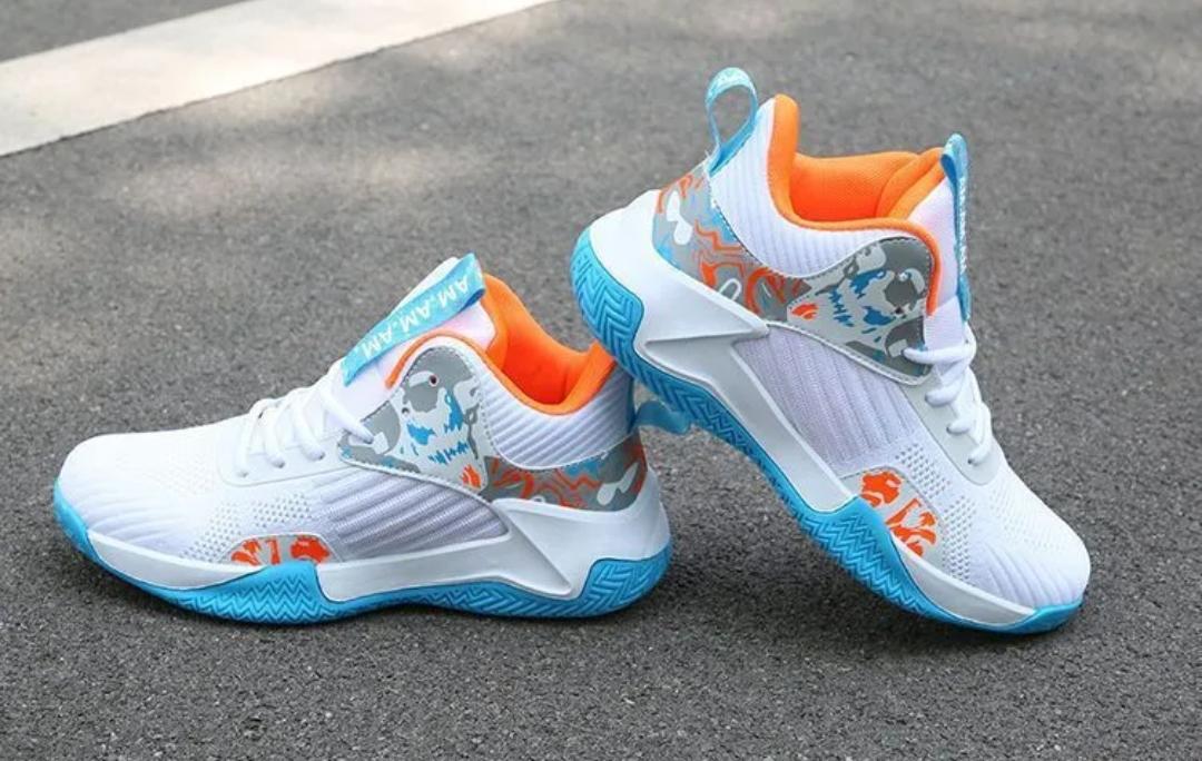 ¡Te presentamos la W229 Blanco! Esta es la zapatilla perfecta para los amantes del baloncesto, con la que puedes entrenar y mejorar tus habilidades. Gracias a su diseño moderno, te ofrece estilo, seguridad, elasticidad uniforme y una plantilla de goma EVA. Su parte superior en malla te mantendrá fresco durante los entrenamientos más largos. Y con su suela antideslizante, puedes jugar sin preocupaciones. ¡Es la zapatilla que necesitas para mejorar tu juego!