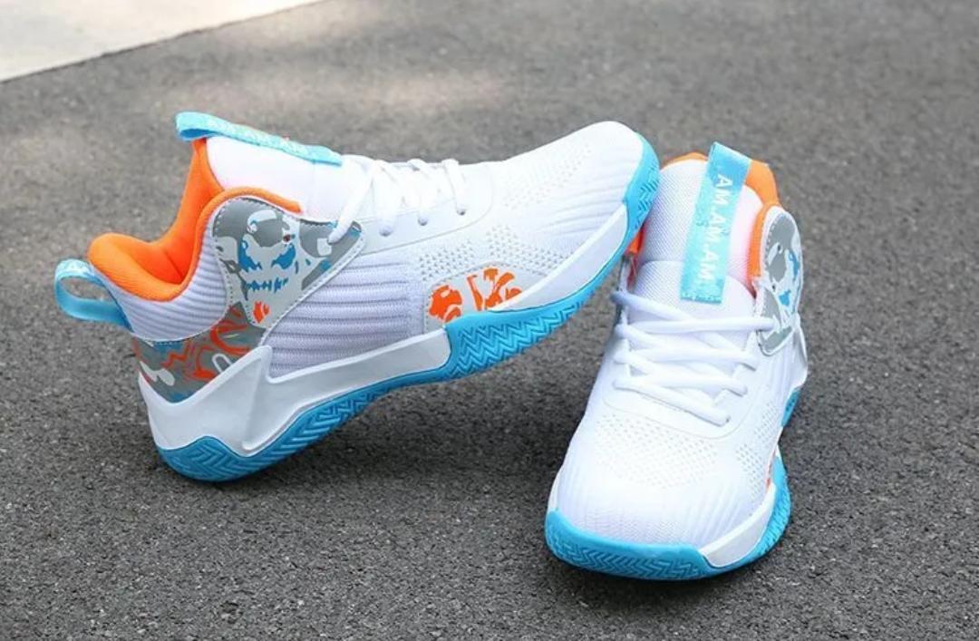 ¡Te presentamos la W229 Blanco! Esta es la zapatilla perfecta para los amantes del baloncesto, con la que puedes entrenar y mejorar tus habilidades. Gracias a su diseño moderno, te ofrece estilo, seguridad, elasticidad uniforme y una plantilla de goma EVA. Su parte superior en malla te mantendrá fresco durante los entrenamientos más largos. Y con su suela antideslizante, puedes jugar sin preocupaciones. ¡Es la zapatilla que necesitas para mejorar tu juego!