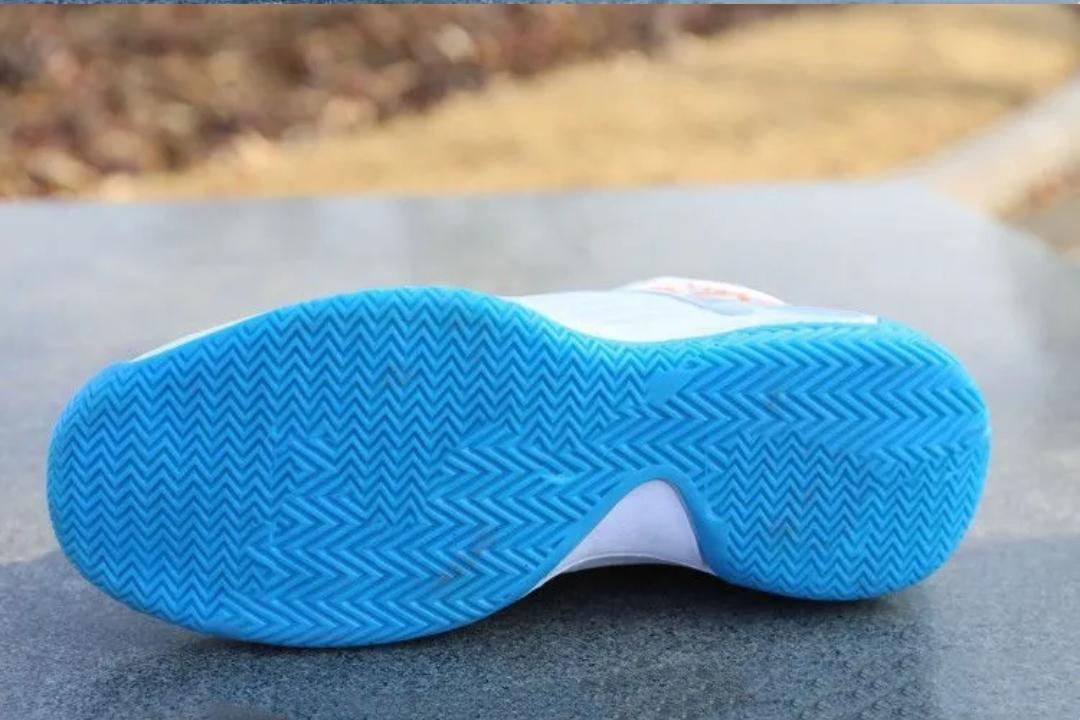 ¡Te presentamos la W229 Blanco! Esta es la zapatilla perfecta para los amantes del baloncesto, con la que puedes entrenar y mejorar tus habilidades. Gracias a su diseño moderno, te ofrece estilo, seguridad, elasticidad uniforme y una plantilla de goma EVA. Su parte superior en malla te mantendrá fresco durante los entrenamientos más largos. Y con su suela antideslizante, puedes jugar sin preocupaciones. ¡Es la zapatilla que necesitas para mejorar tu juego!