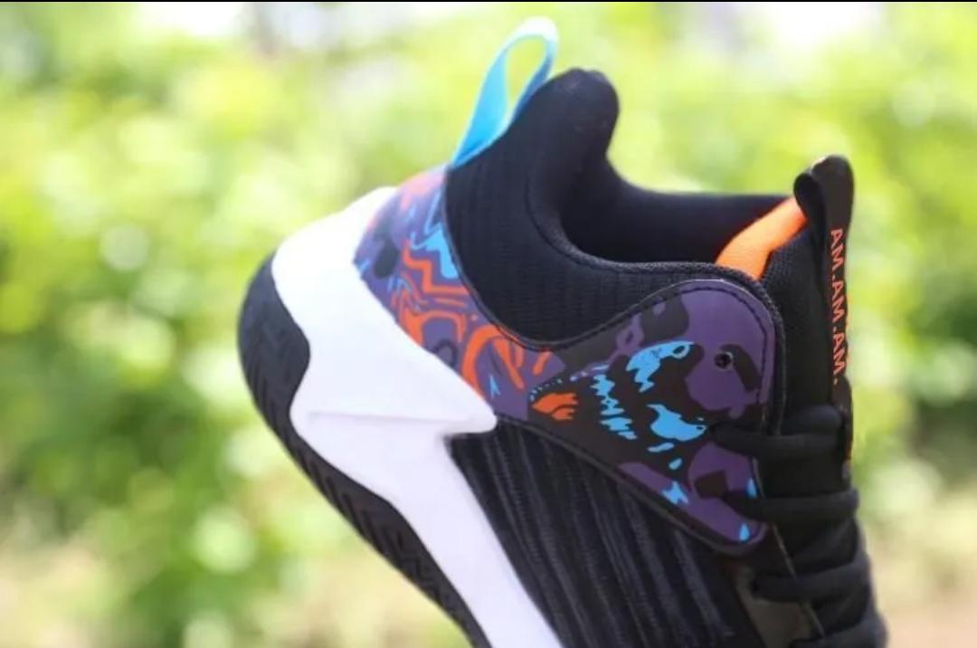 ¡Te presentamos la W229 Negro! Esta es la zapatilla perfecta para los amantes del baloncesto, con la que puedes entrenar y mejorar tus habilidades. Gracias a su diseño moderno, te ofrece estilo, seguridad, elasticidad uniforme y una plantilla de goma EVA. Su parte superior en malla te mantendrá fresco durante los entrenamientos más largos. Y con su suela antideslizante, puedes jugar sin preocupaciones. ¡Es la zapatilla que necesitas para mejorar tu juego!