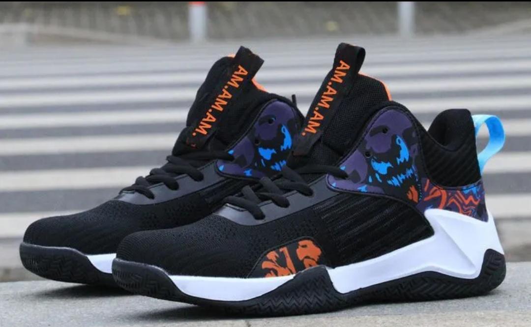 ¡Te presentamos la W229 Negro! Esta es la zapatilla perfecta para los amantes del baloncesto, con la que puedes entrenar y mejorar tus habilidades. Gracias a su diseño moderno, te ofrece estilo, seguridad, elasticidad uniforme y una plantilla de goma EVA. Su parte superior en malla te mantendrá fresco durante los entrenamientos más largos. Y con su suela antideslizante, puedes jugar sin preocupaciones. ¡Es la zapatilla que necesitas para mejorar tu juego!