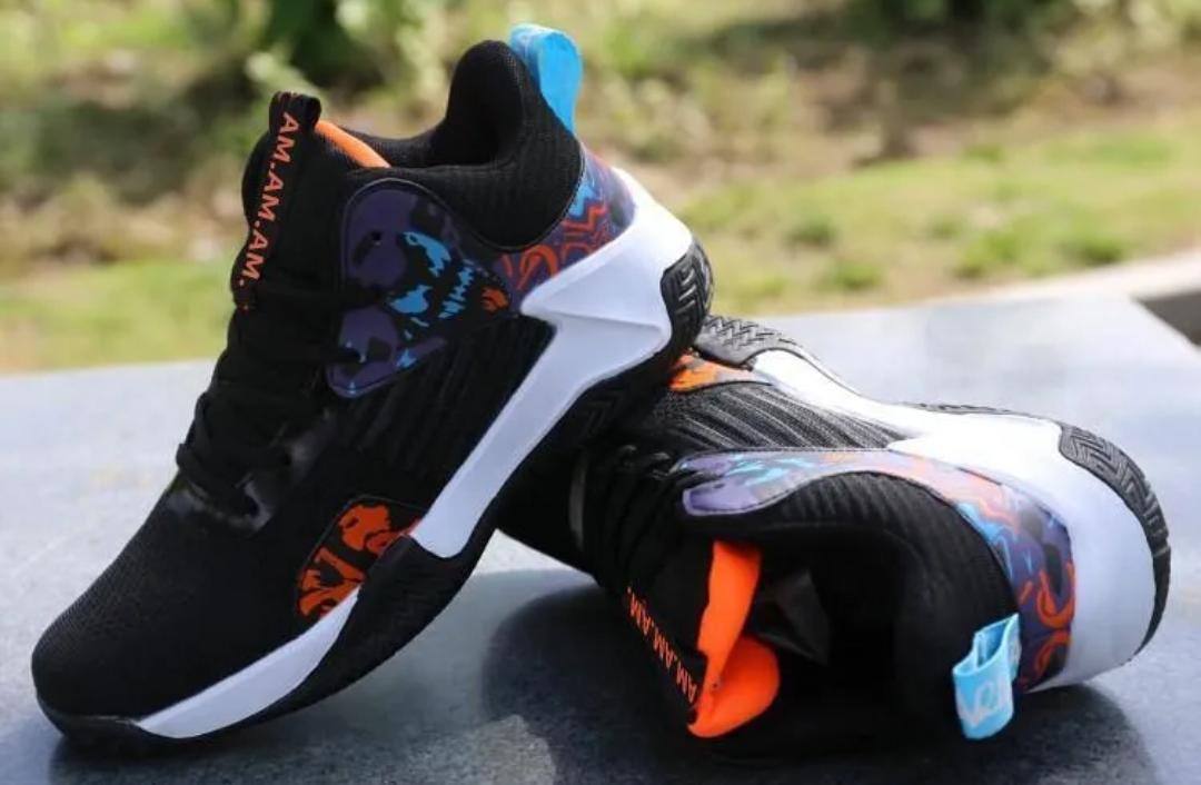 ¡Te presentamos la W229 Negro! Esta es la zapatilla perfecta para los amantes del baloncesto, con la que puedes entrenar y mejorar tus habilidades. Gracias a su diseño moderno, te ofrece estilo, seguridad, elasticidad uniforme y una plantilla de goma EVA. Su parte superior en malla te mantendrá fresco durante los entrenamientos más largos. Y con su suela antideslizante, puedes jugar sin preocupaciones. ¡Es la zapatilla que necesitas para mejorar tu juego!