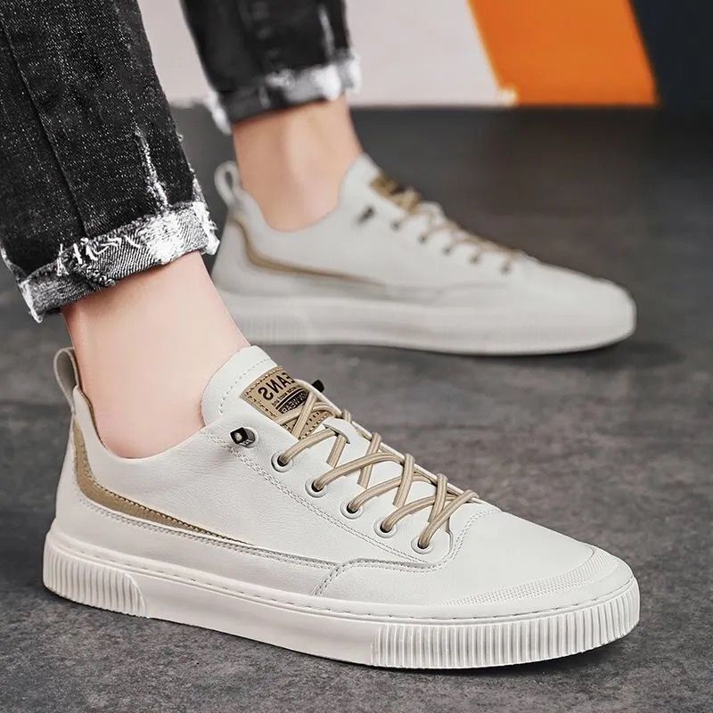 Descubre el estilo impermeable de 052-Blanco, un zapato sintético color blanco con flexibilidad. Esta línea casual te ofrece una combinación perfecta para tus atuendos semi-formales. La suela ligera garantiza confort durante el día y la plantilla interior de termo de invierno permite adaptarse a los cambios temporales.