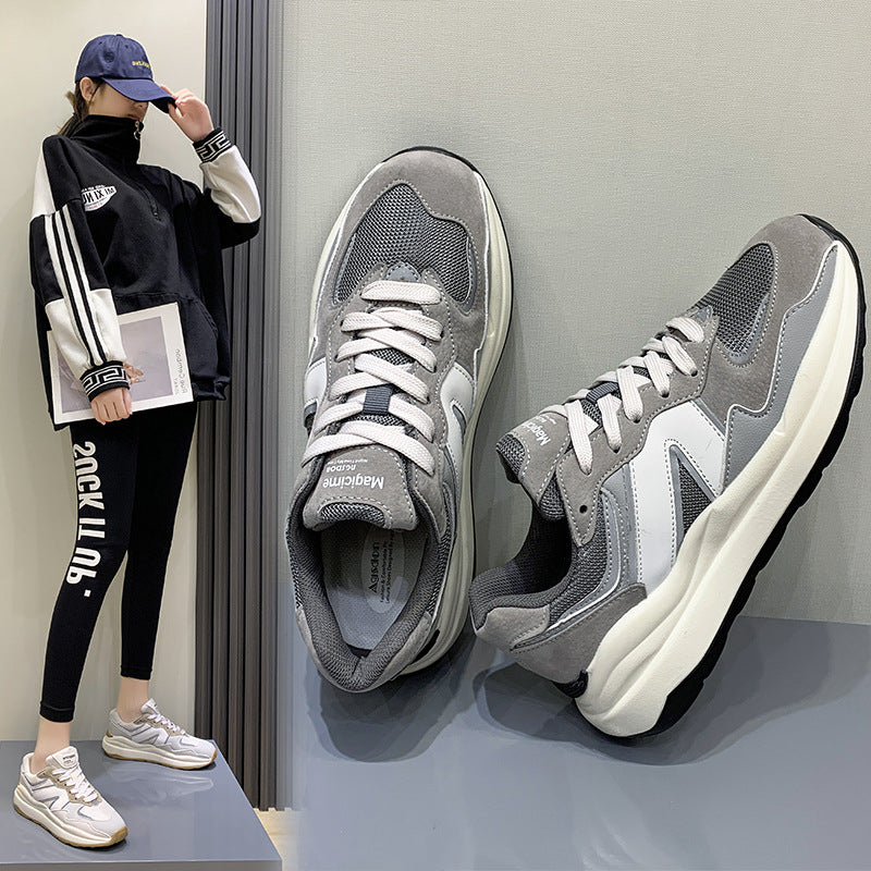 El 2202-Gris ofrece suela de EVA, para una mayor comodidad y amortiguación de tu paso al caminar. La unión de cuero y de piel sintética garantizará la durabilidad en todas tus aventuras. Con cordones clásicos, zapatillas resistentes al desgaste y el tacón acolchonado con antideslizante para tu seguridad. Diseñado para andar largas distancias, su suela lo hace ideal para caminar en cualquier terreno.
