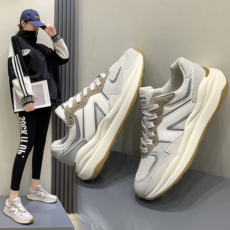 El 2202-Gris ofrece suela de EVA, para una mayor comodidad y amortiguación de tu paso al caminar. La unión de cuero y de piel sintética garantizará la durabilidad en todas tus aventuras. Con cordones clásicos, zapatillas resistentes al desgaste y el tacón acolchonado con antideslizante para tu seguridad. Diseñado para andar largas distancias, su suela lo hace ideal para caminar en cualquier terreno.