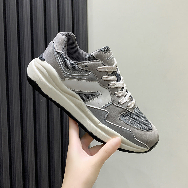 El 2202-Gris ofrece suela de EVA, para una mayor comodidad y amortiguación de tu paso al caminar. La unión de cuero y de piel sintética garantizará la durabilidad en todas tus aventuras. Con cordones clásicos, zapatillas resistentes al desgaste y el tacón acolchonado con antideslizante para tu seguridad. Diseñado para andar largas distancias, su suela lo hace ideal para caminar en cualquier terreno.