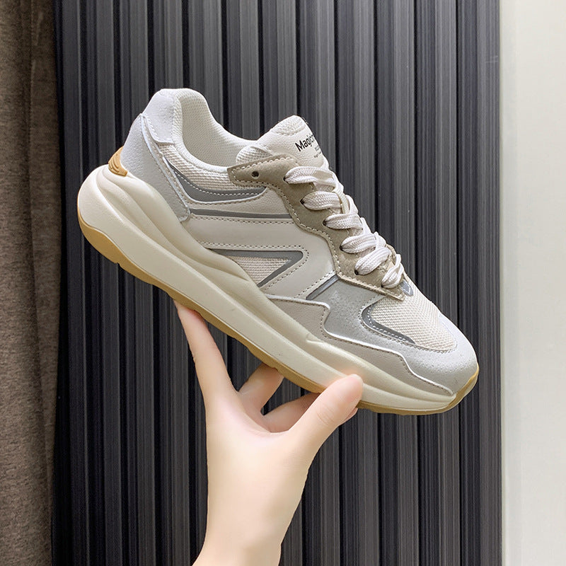 El 2202-Gris ofrece suela de EVA, para una mayor comodidad y amortiguación de tu paso al caminar. La unión de cuero y de piel sintética garantizará la durabilidad en todas tus aventuras. Con cordones clásicos, zapatillas resistentes al desgaste y el tacón acolchonado con antideslizante para tu seguridad. Diseñado para andar largas distancias, su suela lo hace ideal para caminar en cualquier terreno.
