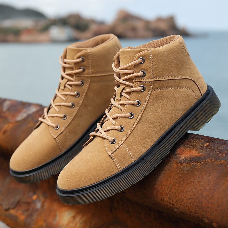 Nuestra zapatilla 025-Beige es la mejor opción para las personas que pasan el día entero trabajando. Con su suela de caucho antideslizante, altura al tobillo y cuero sintético volteado, esta zapatilla es extremadamente cómoda. Trae cordones, lo que la hace práctica y versátil.