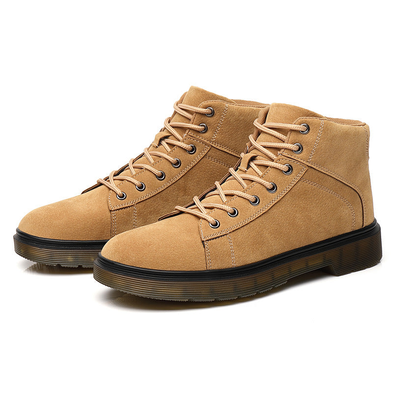 Nuestra zapatilla 025-Beige es la mejor opción para las personas que pasan el día entero trabajando. Con su suela de caucho antideslizante, altura al tobillo y cuero sintético volteado, esta zapatilla es extremadamente cómoda. Trae cordones, lo que la hace práctica y versátil.