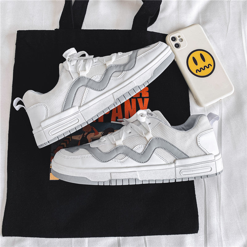 Las zapatillas 026-Blanco son una elección ideal para aquellos que quieren estar a la moda. Están hechas con cuero sintético resistente y duradero, malla de nylon transpirable y suela antideslizante que garantiza una comodidad óptima para todas tus actividades. Se caracteriza por un look elegante y deportivo que asegura un estilo moderno y contemporáneo.