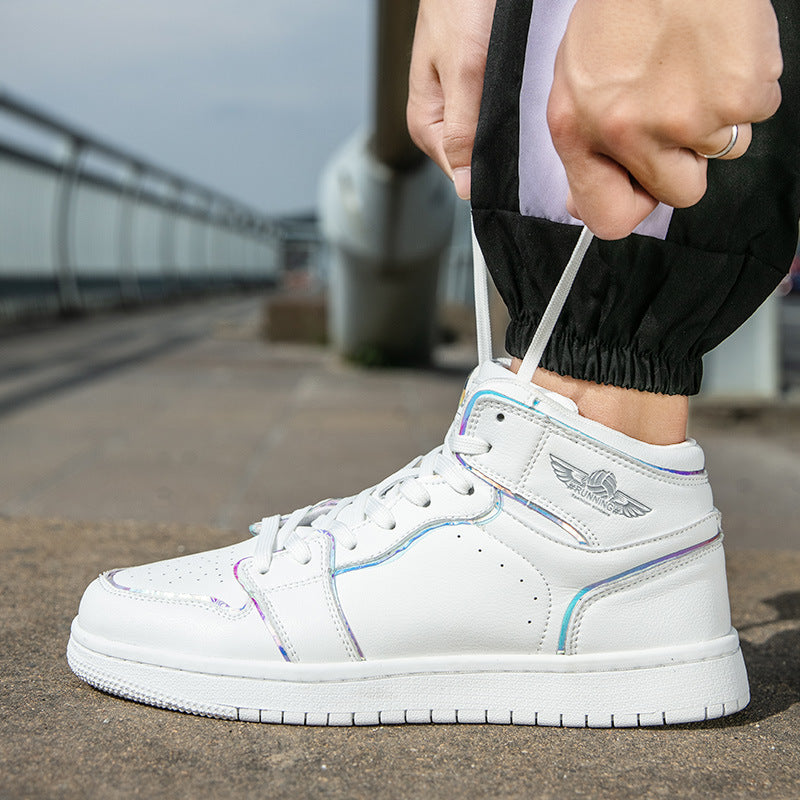El 027 Blanco de Piel imitación ofrece un estilo juvenil a la moda. Sus detalles clásicos como la cinta y la altura al tobillo le otorgan una gran comodidad. La suela antideslizante te ofrece seguridad adicional para un look con estilo.