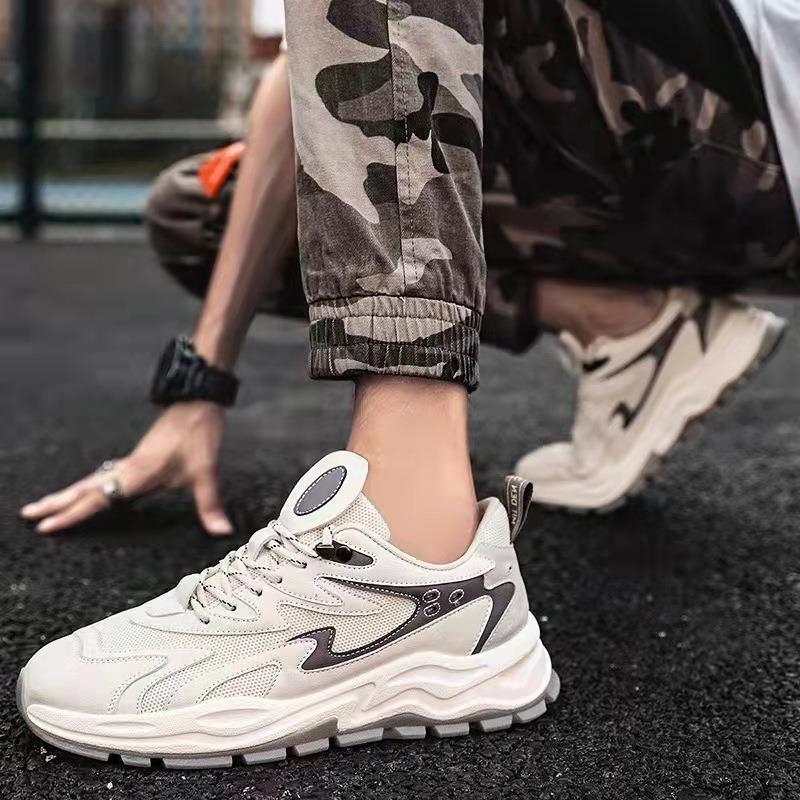 Presentando el 042-Beige, tenis informales perfectos para todas las actividades diarias. Están hechos con tejido de malla que proporciona alto rendimiento, imitación de piel de becerro para la comodidad y el estilo, y una suela ligera antideslizable para la estabilidad y la tracción. Además, los cordones cilíndricos aseguran un ajuste perfecto y permiten la transpiración todo el día.