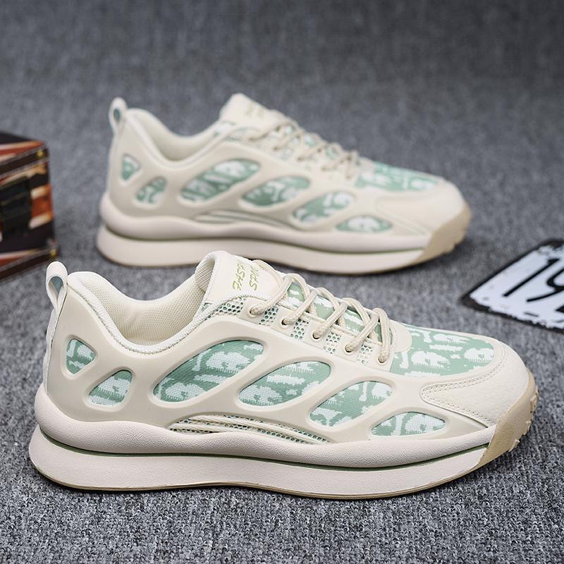 047-Verde presenta un zapato informal con malla de algodón en el forro interno que garantiza la comodidad. Está fabricado con cuero sintético y cuero pvc, así como con una cinta clásica. Adicionalmente, la suela curva hace descansar mejor el pie al caminar.