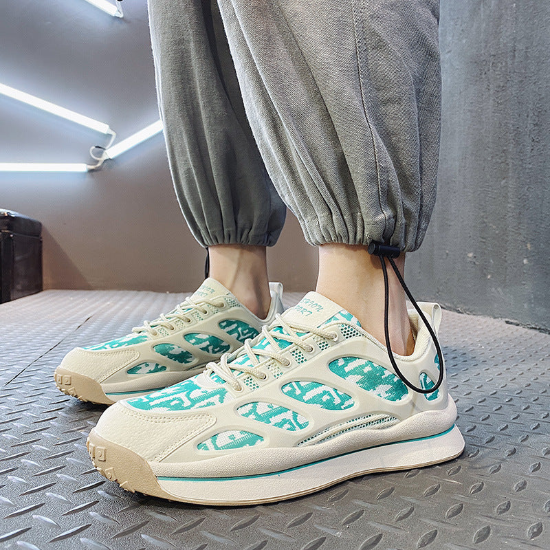 047-Verde presenta un zapato informal con malla de algodón en el forro interno que garantiza la comodidad. Está fabricado con cuero sintético y cuero pvc, así como con una cinta clásica. Adicionalmente, la suela curva hace descansar mejor el pie al caminar.