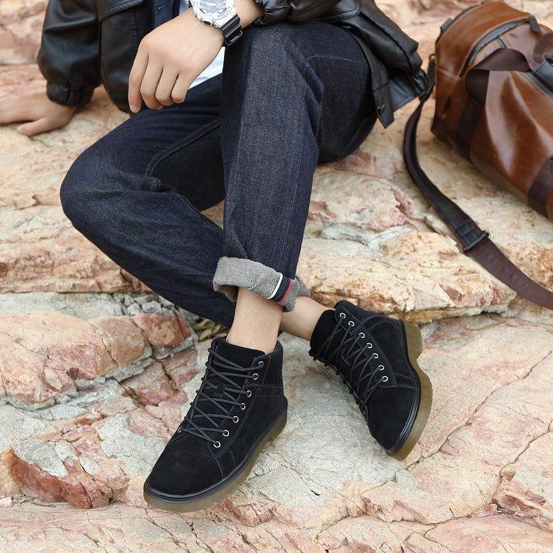 Esta zapatilla 025-Negro ofrece una suela de caucho antideslizante para que caminar y trabajar durante todo el día sea más seguro y cómodo. Además, con su altura al tobillo y cuero sintético volteado, es ideal para cualquier ambiente laboral. Cierre los cordones para un ajuste perfecto.