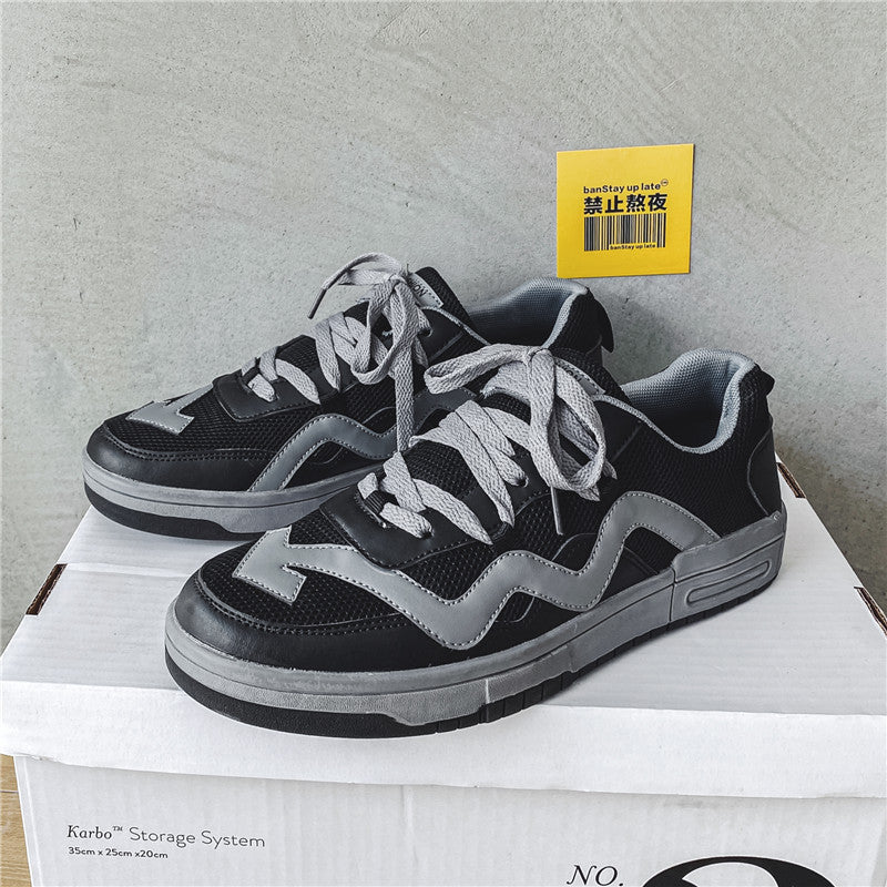 026-Negro es una zapatilla de cuero sintético de alta calidad. Diseñada con malla de nylon para una suave y transpirable sensación, es antideslizante y combina un look elegante y deportivo con cordones clásicos. Para los amantes del deporte y estilo.