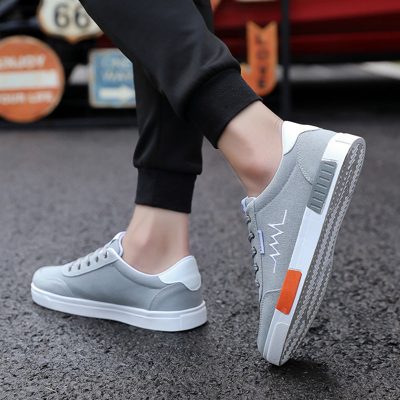El 6636-Gris es una zapatilla idónea para el día a día. Está hecha con tela de lona cómoda y fresca, suela de Eva secado en frío y plataforma plana. Las cintas clásicas hacen que lucen bien tanto con ropa informal como con ropa deportiva. Un calzado casual y cómodo.